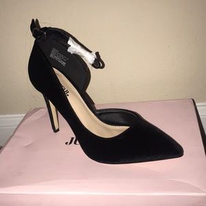 Black Pumps